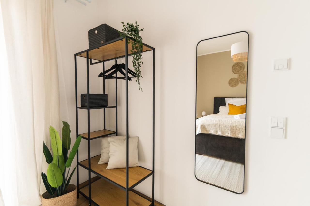 Dwellstay - Modernes Apartment I 55Qm I 2 Zimmer I Kueche I Bad I Terrasse I Tv I Wlan Bad Hersfeld Exteriér fotografie